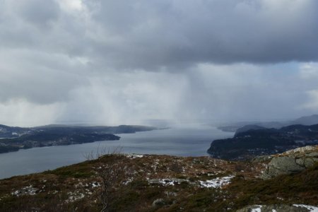 La pluie s’abat sur Herdlefjorden.