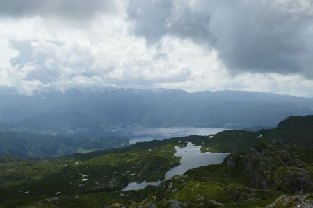 Raudvatnet, Samnangerfjorden et Tveitakvitingen pris dans les nuages au fond à gauche.