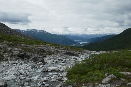 Regard arrière, on voit Oppheimsvatnet au centre et les montagnes de Voss (Vossfjellene) encore enneigées au fond.