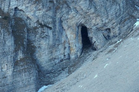 Dans les contreforts de la crête de la Plane, la Grotte de l’Eglise et son porche monumental 