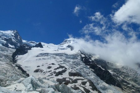 Juste au-dessus du Pic Wilson (3266 m), (c’est la pointe noire à l’extrémité de l’arête des Grands Mulets), une bosse d’apparence anodine, le Toit de l’Europe !