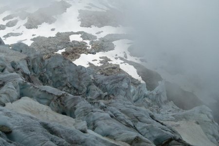 Quel labyrinthe ! Derrière le brouillard la partie rocheuse qi sépare le Glacier de Taconnaz en deux langues.