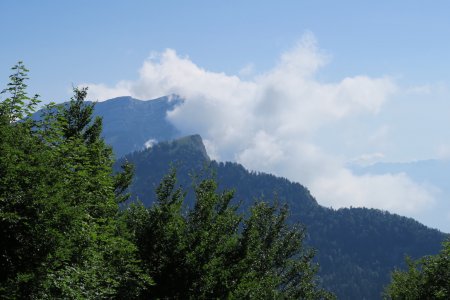 Les nuages vont s’accrocher sur le Bec Charvet (au premier plan)