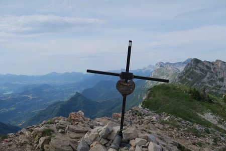 Croix du Pic Saint-Michel, qui cible le Mont-Aiguille