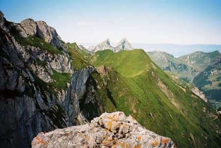 Le roc du Château d’Oche (2197 m.) et la dent d’Oche (2221 m.) depuis le sommet