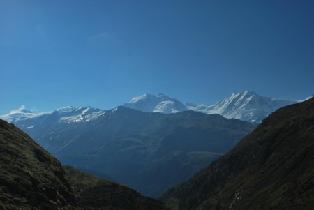 La chaîne du Mont Rose (sur la gauche) et le Liskamm (sur la droite) depuis Trift