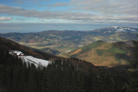 Vue sur Kirchzarten sur la gauche ; la neige s’estompe peu à peu au fur et à mesure de la descente