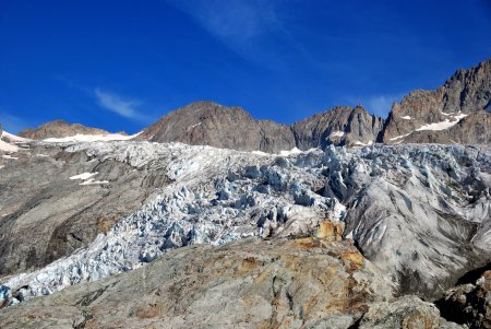 Zoom sur la langue terminale du Glacier Blanc vue depuis le refuge du même nom