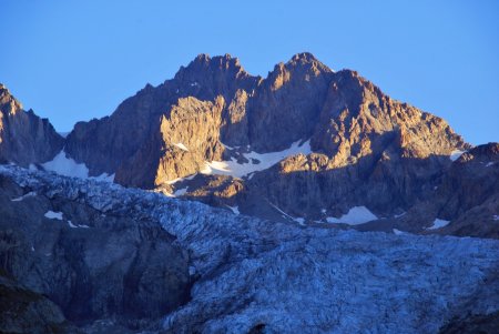 Zoom sur le Pic du Glacier d’Arsine au lever du soleil