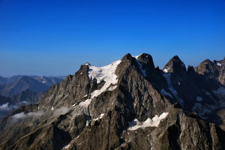 Depuis le sommet : le massif du Pelvoux, le Pic sans Nom et le Pic du Coup du Sabre