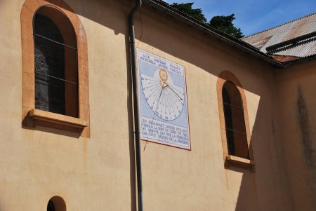 Le cadran solaire de Château Ville-Vieille ; la maxime est plutôt lugubre !