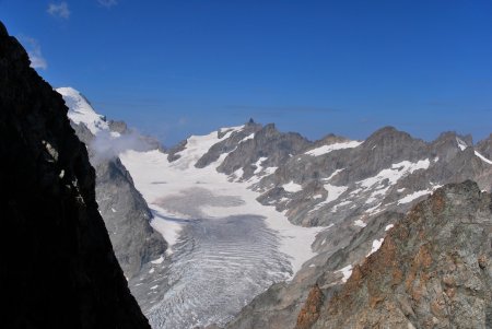 Vue plongeante sur le Glacier Blanc qui a terriblement fondu cette année. Au fond, la Roche Faurio