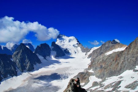 Arrivée au sommet, vue sur le vallon du Glacier Blanc et ses sommets