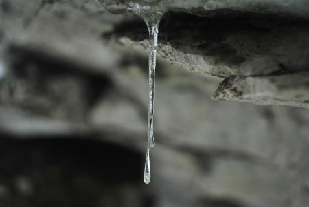Gros plan d’une stalactite qui ne tombera pas de sitôt vu les conditions météo actuelles