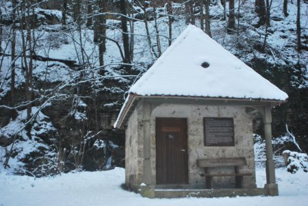 Arrivée au sommet da cascade Güterstein : une mini-chapelle
