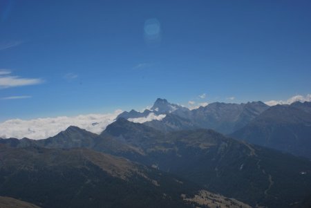 Le mont Viso, qui émerge de la traditionnelle mer de nuages italienne.