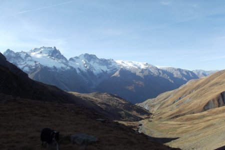 Dans la montée, vue arrière sur le vallon du Maurian, la Meije et le Rateau, le glacier de la Girose et du Mont-de-Lans, le Rochail au loin