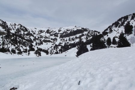 Le lac Achard sous les crêtes et le col de l’Infernet, vue sur le parcours de descente