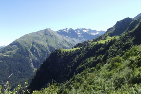 Vers le vallon des Vénétiers et le massif de la Belle Etoile