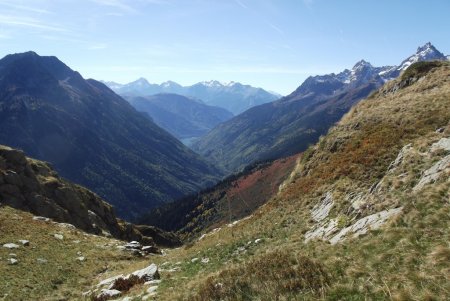 Au bout du plateau des Roches Jaunes, entre Rissiou et Grand Pic, le massif du Rochail et la Muzelle