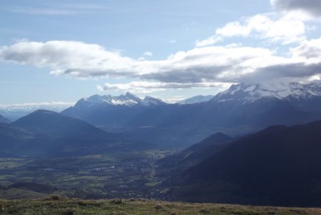 Du sommet, vue sur la Montagne de Faraut et l’Obiou (dans les nuages)