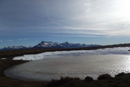 Lac gelé face aux géants du Dévoluy