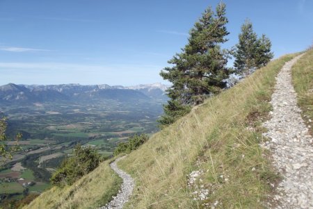 Sentier de montée face au Mont-Aiguille