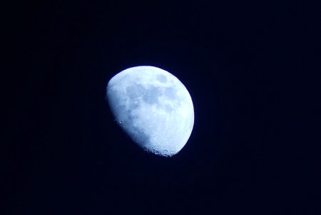 Une belle lune prise la nuit précédente au QG de Ville Vieille.