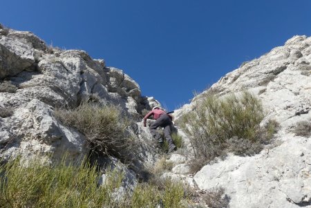 Petite escalade pour sortir de la vire et rejoindre le haut de la barre rocheuse Est du Gourras