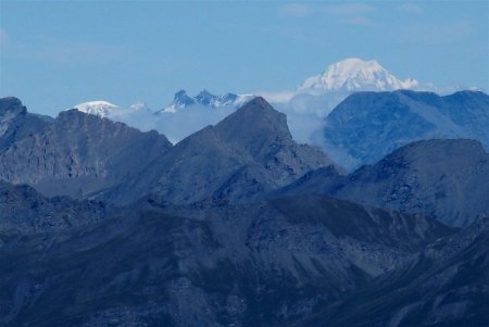 Le Mont Blanc émerge des nuages