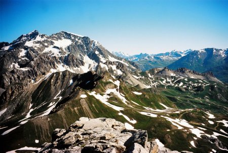 Massif du mont Pourri  (3779 m.) au-delà des rochers sommitaux