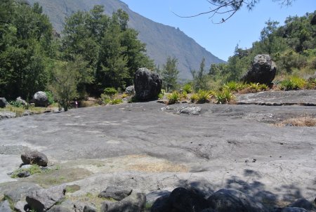 La dalle rocheuse presque plane se transforme soudain en un gouffre dans lequel la Rivière des Galets se jette en cascade.