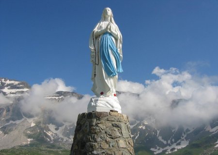 Vierge de Troumouse devant Pène Blanque, avec le Mont Arrouy juste à sa gauche et le Pic de la Munia, complètement à gauche.