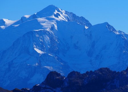 Vue sur le sommet du Mont-Blanc et sa voie normale depuis le sommet de la Pointe du Midi