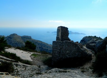 Les ruines sur le sommet de Marseilleveyre.