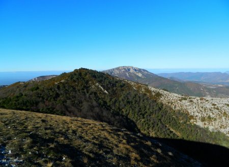 Le sommet «frère» à 1221m et la Montagne de la Lance.