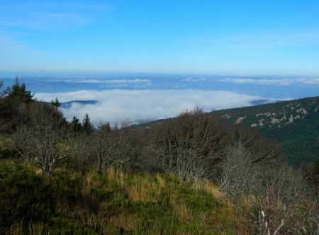 Toujours la mer de nuages, devant les Monts du Lyonnais et les Monts de la Madeleine.