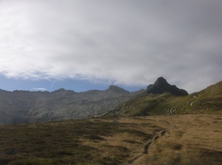 Regard sur le sommet en traversant le replat du Col de Morech