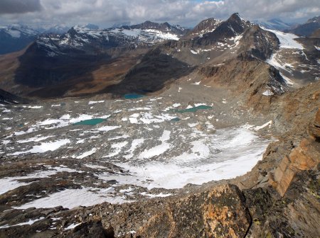 Vue sur le glacier de Derrière les Lacs, les lacs de fonte sans noms, les lacs Blanc et Noir et le refuge du Carro.