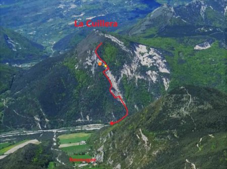 Tracé du cheminement final. Point jaune = Belvédère. Point orange = Grand Porche. La montée initiale se trouve dans la forêt à gauche de ce tracé.