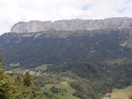 De l’alpage de Gravet, première vue sur le Parmelan ; en bas, la Blonnière.