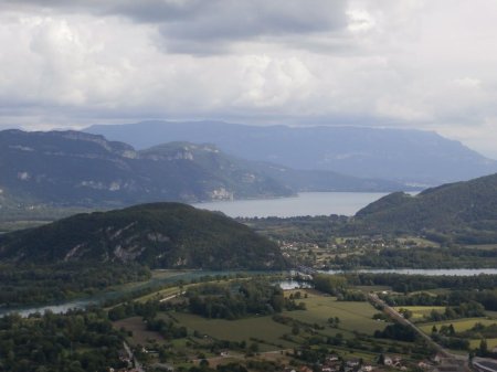 Le Rhône, le mollard de Vions, le lac du Bourget, la montagne de la Chambotte et le Revard.