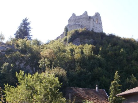 De l’autre côté de la route, les ruines du château de Chaumont.