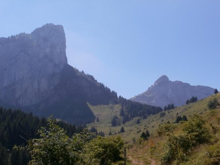 La traversée vers le pré de Vaudé, avec la roche Parnal à gauche et la pointe de Sous-Dîne au fond.