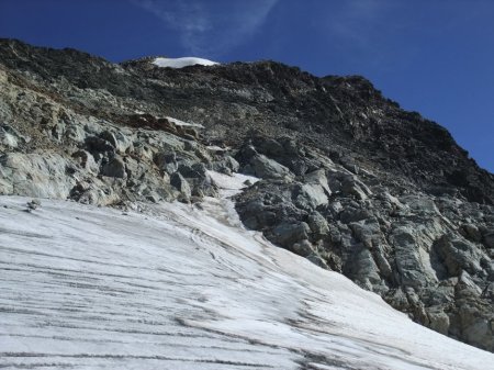 Du replat glaciaire, le sommet est en vue, mais il vaut mieux rejoindre l’arête plus à gauche.