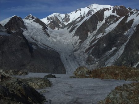 Vue «haute montagne» sur le bassin de Tré la Tête et la face sud du Mont Blanc.