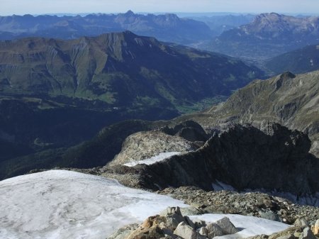Redescente en direction de l’arête rocheuse, puis du replat glaciaire à gauche. Vue sur la vallée de l’Arve.