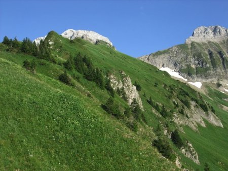 En montant vers les Aiguilles Vertes (par la droite), vue en direction du col du Rasoir.