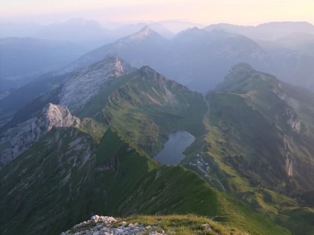 On domine le lac de Lessy et l’Aiguille Verte (une autre encore, mais toujours pas celle du Mont-Blanc !).