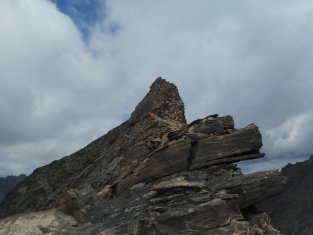 Une antécime du sommet ouest du P. de Chabrière vu du col 3061.